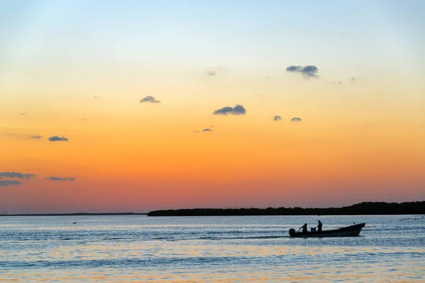 夕日と漁船 — ストック写真