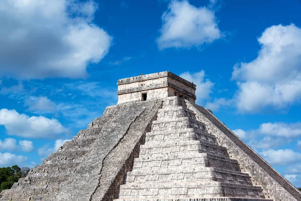 Piramida Chichen Itza i ładnym niebem — Zdjęcie stockowe