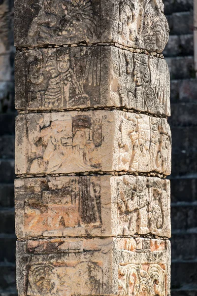 Coluna esculpida em Chichen Itza — Fotografia de Stock