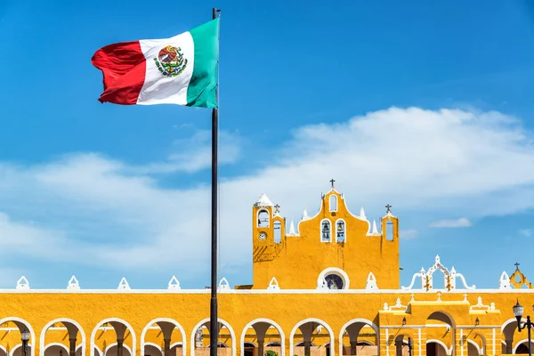 Izamal монастир і прапор — стокове фото