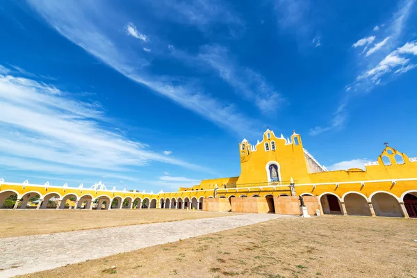 Izamal монастирське подвір'я — стокове фото