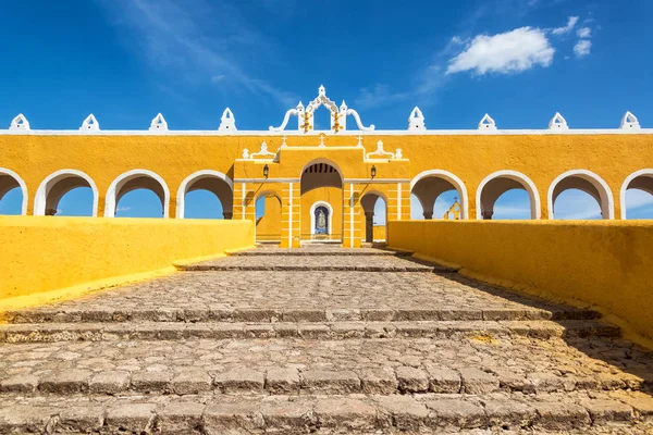 Izamal kolostor útvonal — Stock Fotó