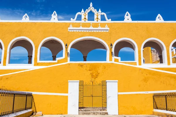 Fachada do mosteiro amarelo — Fotografia de Stock