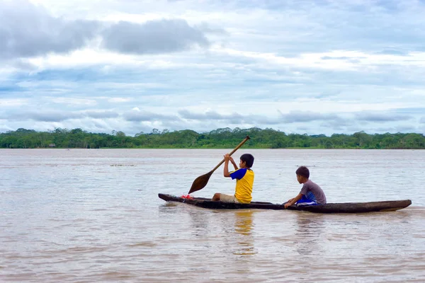 Kinderen in een Dugout Canoe — Stockfoto