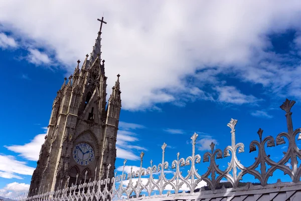 Башня базилики Кито — стоковое фото