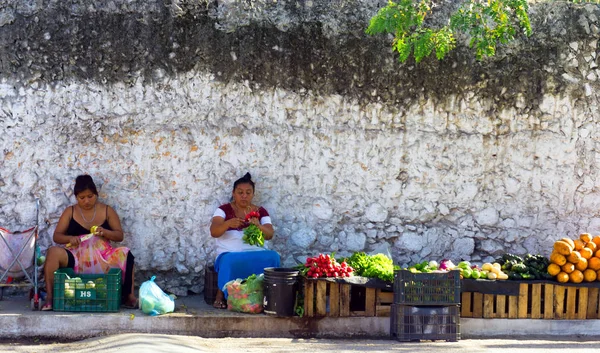 Mujer Selling Frutas y hortalizas — Foto de Stock