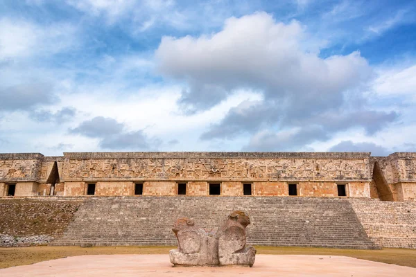 Two Headed Statue and Governors Palace — Stock Photo, Image