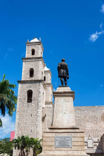 Estatua e Iglesia en Mérida —  Fotos de Stock