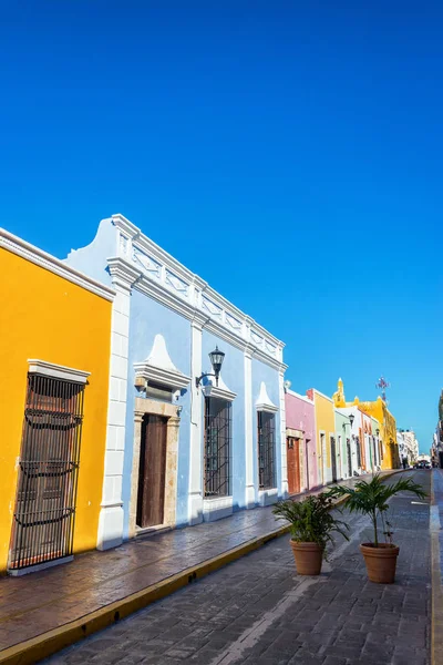 Kleurrijke straat in Campeche, Mexico — Stockfoto