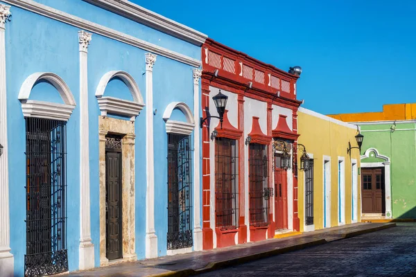 Brightly Colored Colonial Buildings — Stock Photo, Image