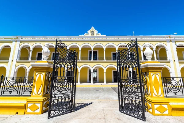 Gate i żółty kolonialnym budynku — Zdjęcie stockowe