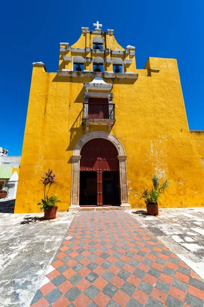 Igreja Colonial Amarela em Campeche, México — Fotografia de Stock