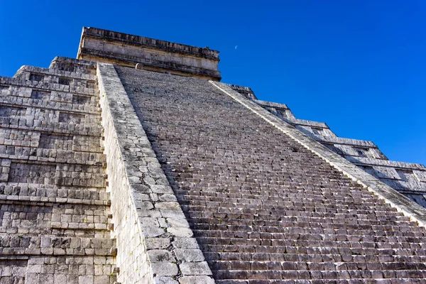 Escadas na Pirâmide de Chichen Itza — Fotografia de Stock