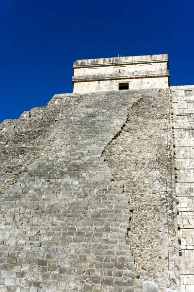 Widok pionowy Chichen Itza piramidy — Zdjęcie stockowe