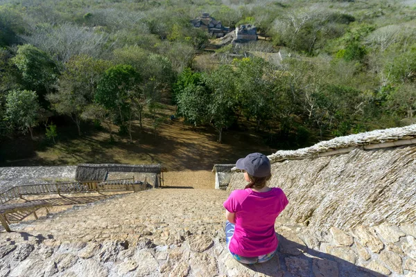 Turista na mayské ruiny — Stock fotografie