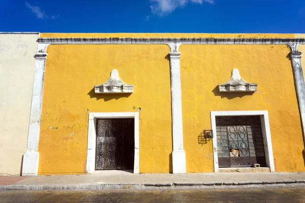 Fachada colonial amarilla — Foto de Stock