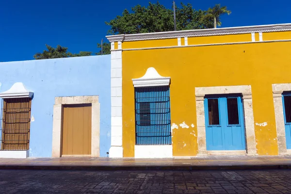 Arquitectura Colonial Amarilla y Azul —  Fotos de Stock