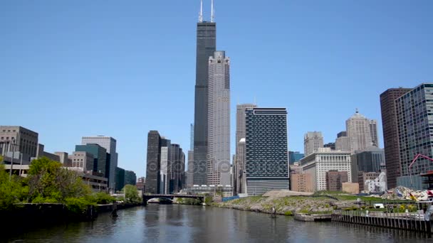 Skyskrapor och Chicago River — Stockvideo