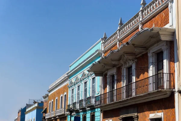 Edificio colorato con balconi — Foto Stock