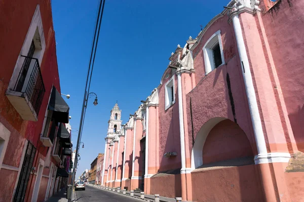 Iglesia Rosa en la calle — Foto de Stock