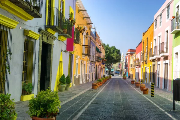 Bunte koloniale Straße in der Innenstadt von Puebla — Stockfoto