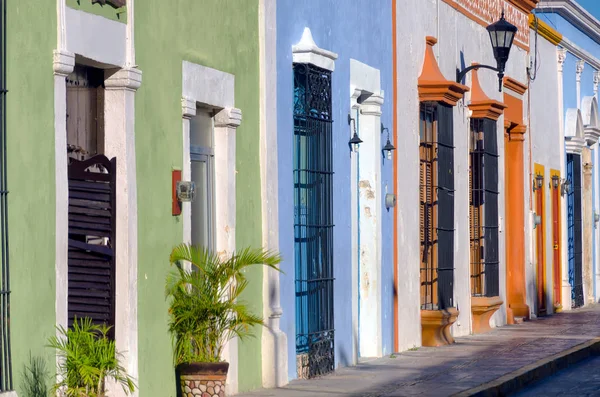 Colonial Houses on the Street — Stock Photo, Image