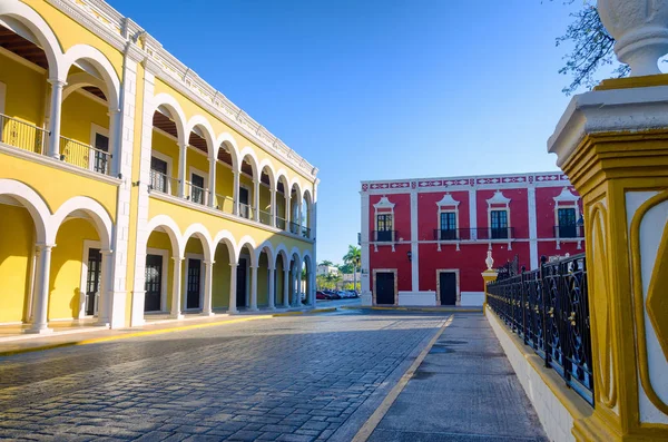 Calle en plaza con arquitectura colonial — Foto de Stock