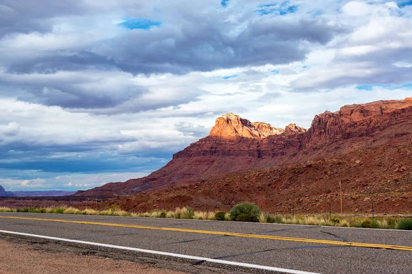 Arizona autobahn und landschaft — Stockfoto