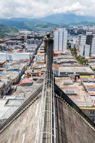 Estatua de la Catedral y paisaje urbano —  Fotos de Stock