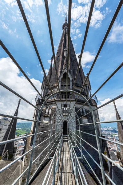 Passerella stretta sul tetto della cattedrale — Foto Stock