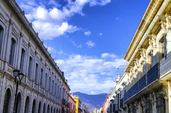 Edificios coloniales de colores brillantes — Foto de Stock