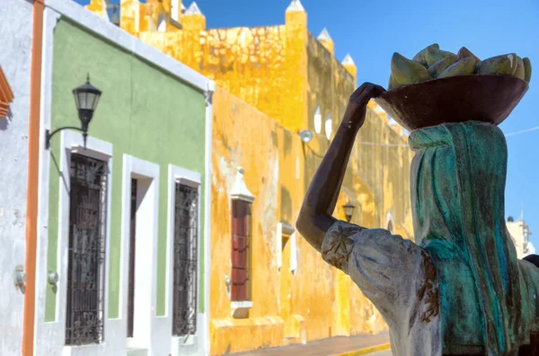 Mulher bonita escultura na rua — Fotografia de Stock