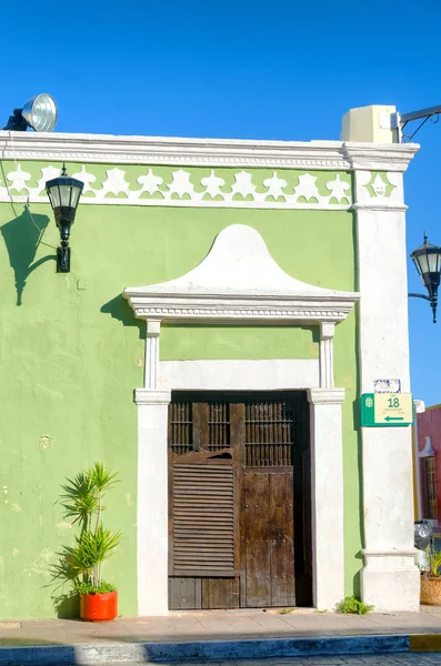 Zöld Colonial House — Stock Fotó