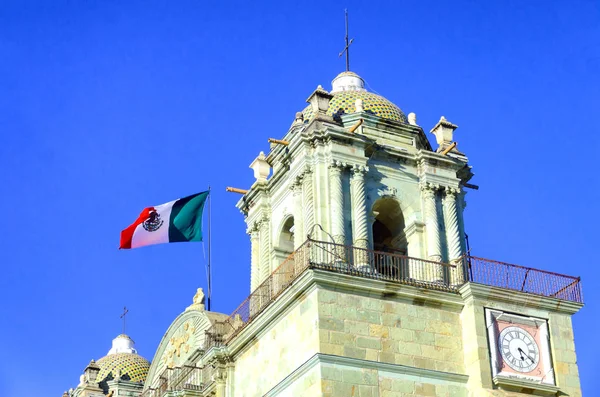 Torre della Chiesa con Bandiera a Oaxaca — Foto Stock