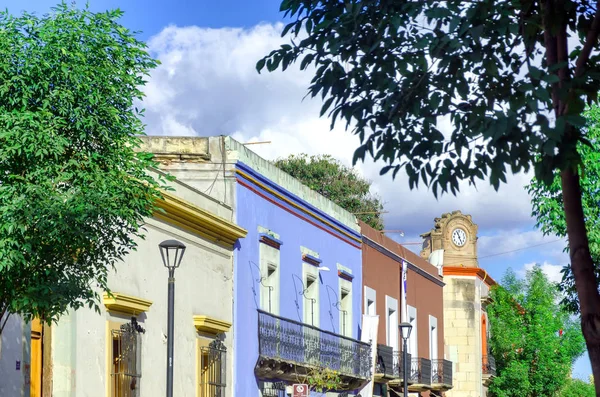 Edificio colonial y árboles en la calle — Foto de Stock