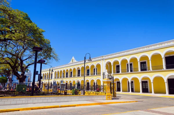 Gul kolonial byggnad i Campeche — Stockfoto