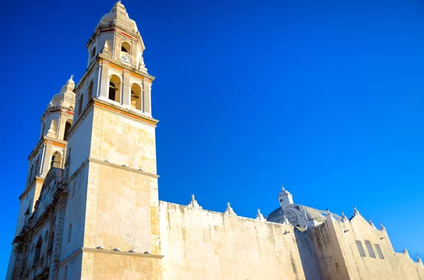 Tarihi katedral Campeche'deki/daki oteller — Stok fotoğraf