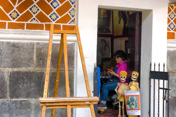 Женщина в доме художника в Пуэбле — стоковое фото