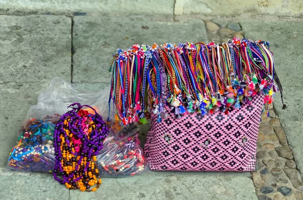 五颜六色的袋子和工艺品出售在街上 — 图库照片