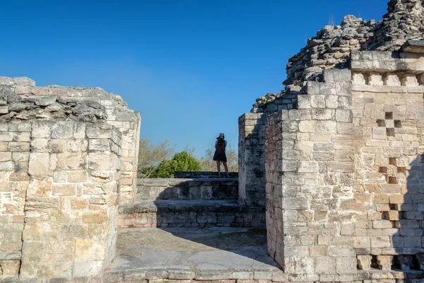 Turista tirar fotos em Becan — Fotografia de Stock