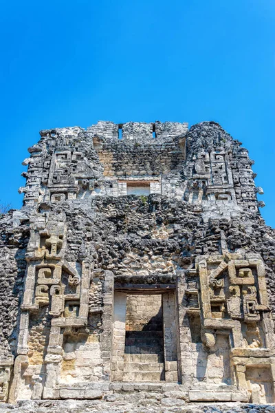 Façade d'un temple maya — Photo