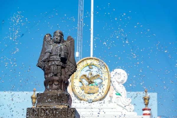 Standbeeld en fontein — Stockfoto