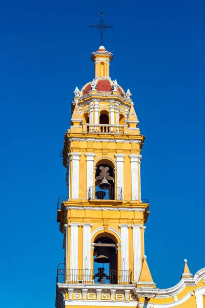 Iglesia amarilla y cielo azul — Foto de Stock