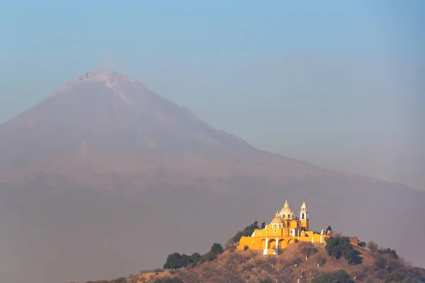 Kirche und Vulkan — Stockfoto