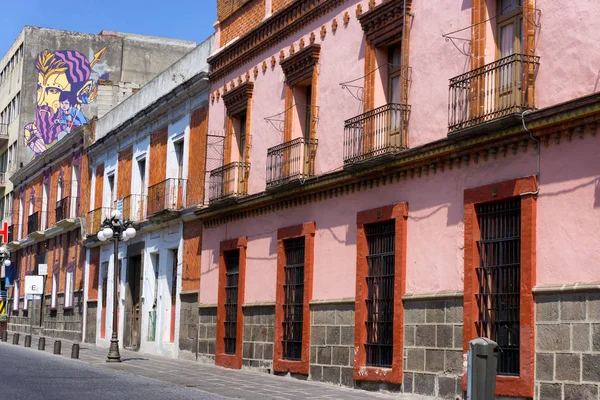 Edificio rosso in strada a Puebla — Foto Stock
