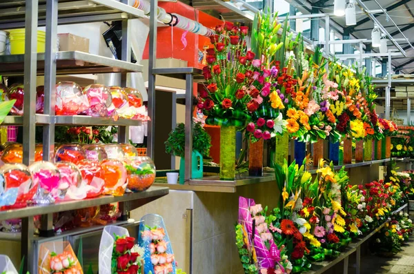 Bloemist in centrale markt in Oaxaca — Stockfoto