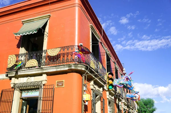 Färgglada byggnad i Oaxaca — Stockfoto