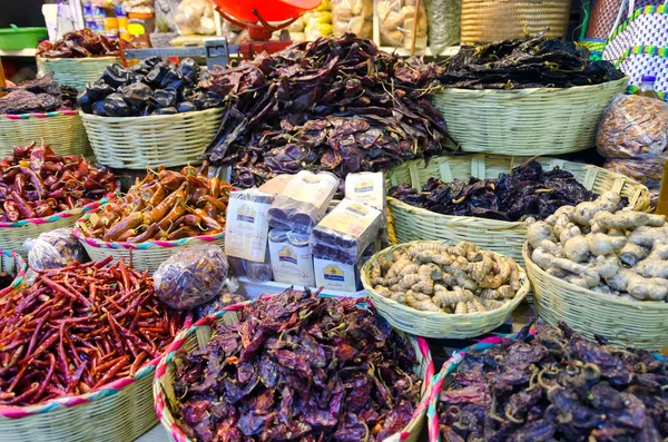 Chilli a čokoláda na prodej v Oaxaca — Stock fotografie