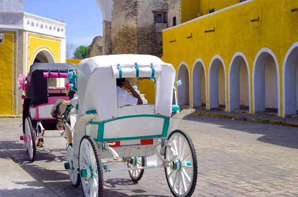 Izamal sokakta küçük yük arabalar — Stok fotoğraf