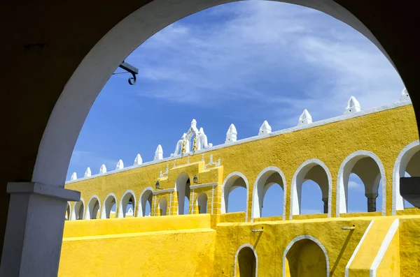 Vchodu do kláštera v Izamal — Stock fotografie